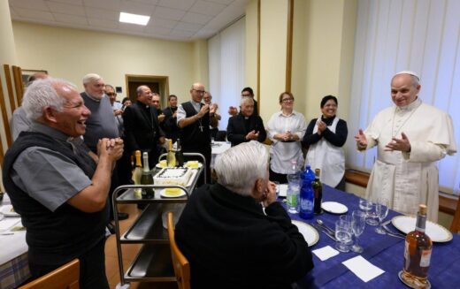 Папата на ручек со перуанските бискупи