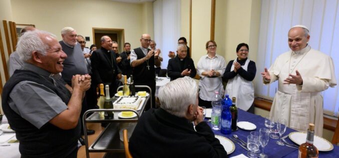 Папата на ручек со перуанските бискупи