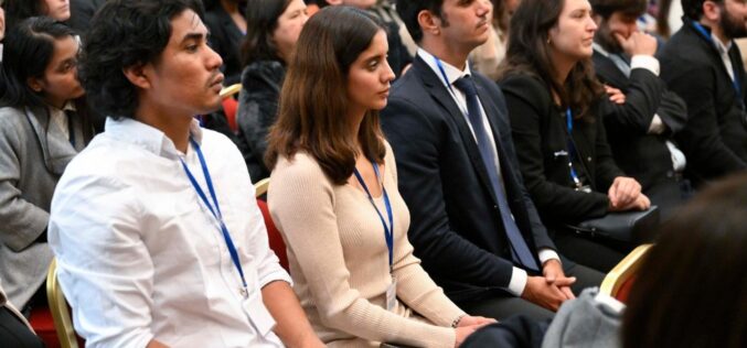 Папата до младите политичари: Нема да има мир ако ги отфрлиме најслабите