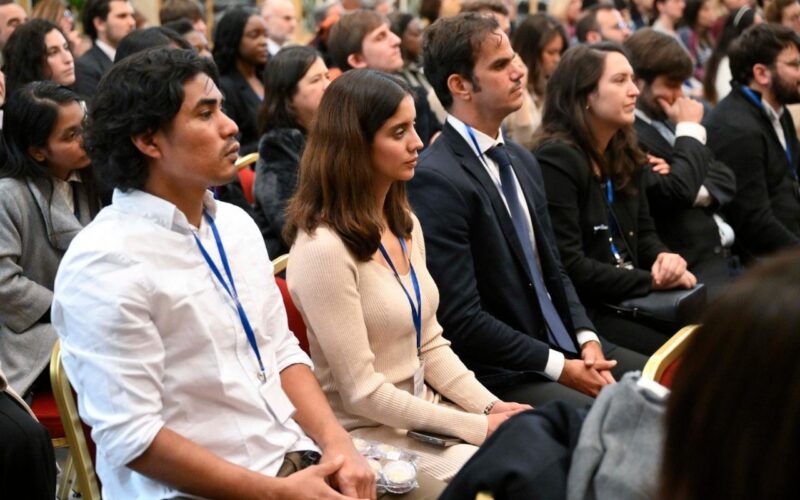 Папата до младите политичари: Нема да има мир ако ги отфрлиме најслабите