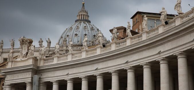 Папата: Мора да спречиме трка во вооружување што го загрозува мирот како општо добро