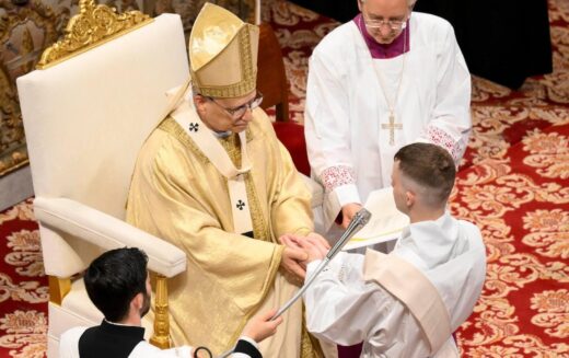 Папата до шпанските свештеници: „Бидете свети и поистоветете се со Христос“