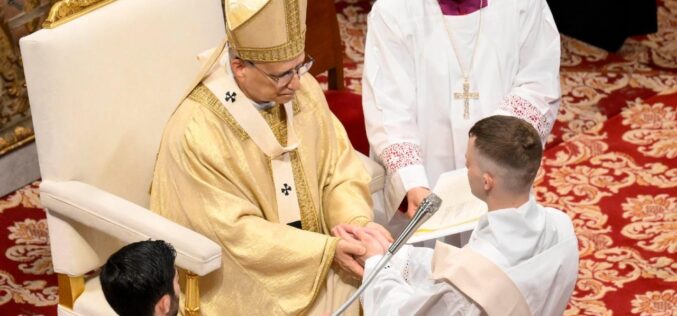 Папата до шпанските свештеници: „Бидете свети и поистоветете се со Христос“