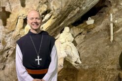 „Осветлени од скриена слава“ е темата за духовните вежби на Папата во Великиот пост