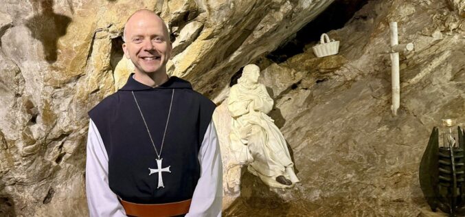 „Осветлени од скриена слава“ е темата за духовните вежби на Папата во Великиот пост