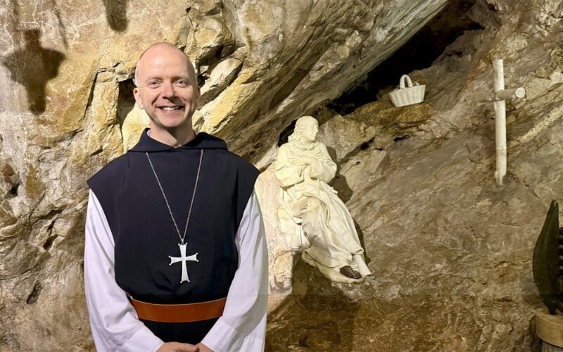 „Осветлени од скриена слава“ е темата за духовните вежби на Папата во Великиот пост