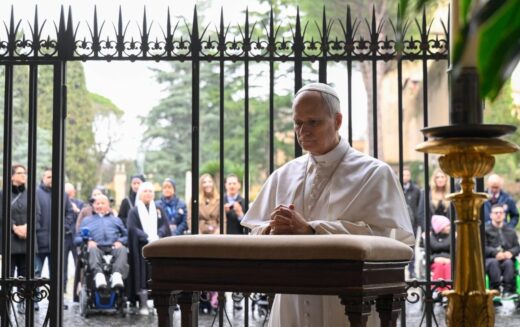 Папата Лав се помоли со болни лица пред Лурдската пештера во Ватиканските градини
