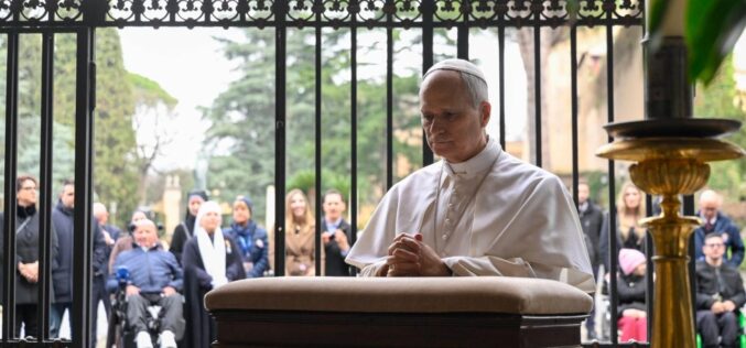 Папата Лав се помоли со болни лица пред Лурдската пештера во Ватиканските градини