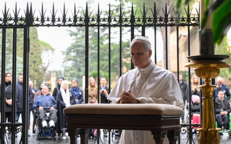 Папата Лав се помоли со болни лица пред Лурдската пештера во Ватиканските градини