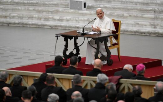 Папата во дијалог со свештениците од Рим: Бидете пријатели, пазете се од љубомората и интернетот