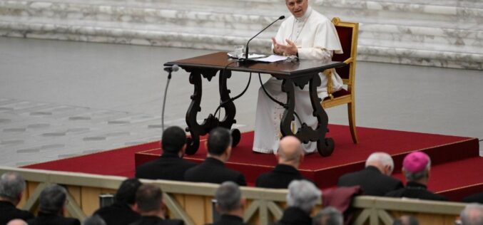 Папата во дијалог со свештениците од Рим: Бидете пријатели, пазете се од љубомората и интернетот