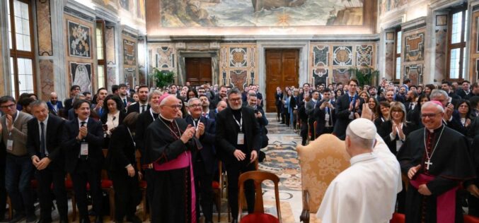 Папата: Избегнувајте наивност и „пророци на пропаст“