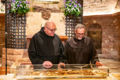 Моштите на свети Фрањо од Асизи се јавно изложени за почитување