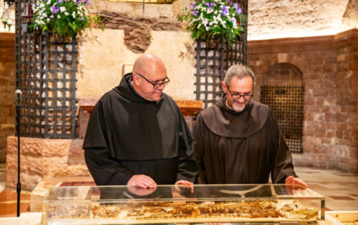 Моштите на свети Фрањо од Асизи се јавно изложени за почитување