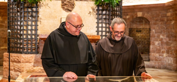 Моштите на свети Фрањо од Асизи се јавно изложени за почитување