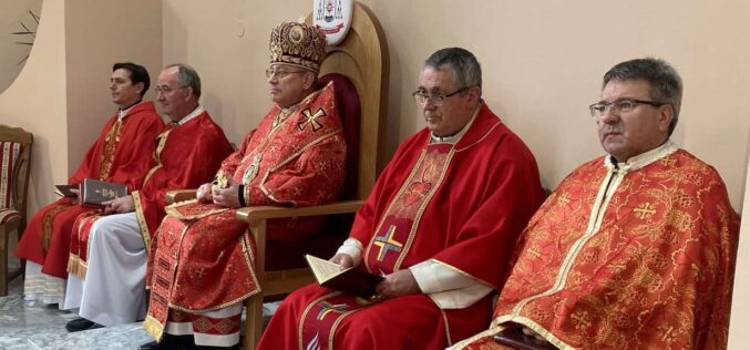 Скопскиот бискуп Стојанов служеше света Литургија за мир во Украина