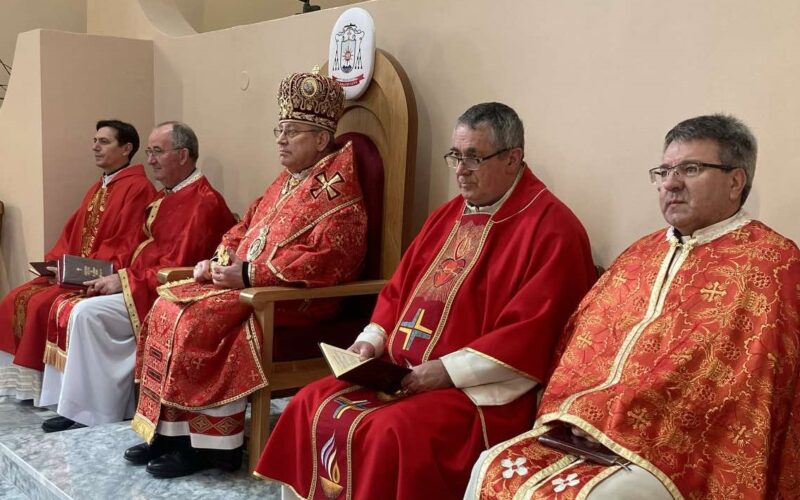 Скопскиот бискуп Стојанов служеше света Литургија за мир во Украина