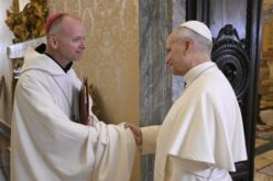 Папата ги заврши Духовните вежби со молитва и размислување