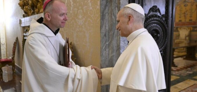 Папата ги заврши Духовните вежби со молитва и размислување