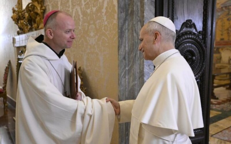 Папата ги заврши Духовните вежби со молитва и размислување