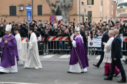 Папата ги охрабри верниците во проблематична римска населба