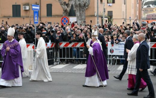 Папата ги охрабри верниците во проблематична римска населба