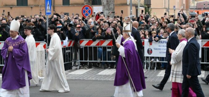 Папата ги охрабри верниците во проблематична римска населба