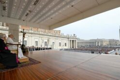 Генерална аудиенција: Бог е присутен и во кревкоста на верниците