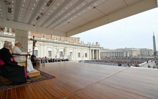 Генерална аудиенција: Бог е присутен и во кревкоста на верниците