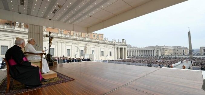 Генерална аудиенција: Бог е присутен и во кревкоста на верниците