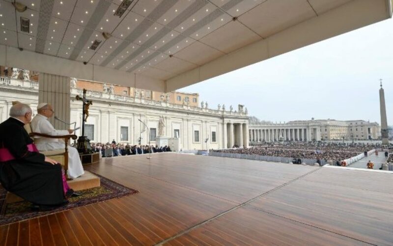 Генерална аудиенција: Бог е присутен и во кревкоста на верниците