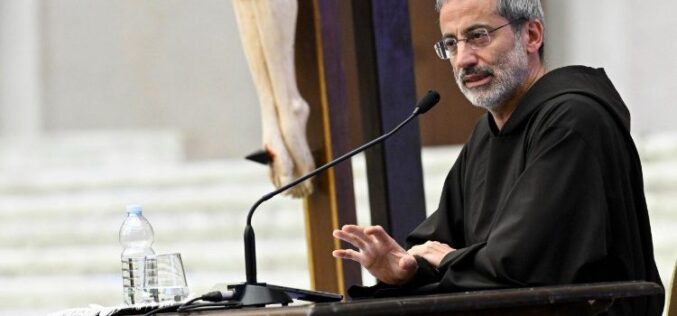 Папскиот проповедник: Мирот се раѓа од храброста да се стане мал