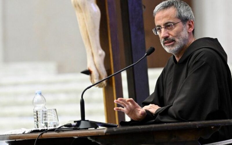 Папскиот проповедник: Мирот се раѓа од храброста да се стане мал