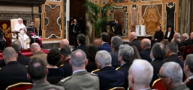 Папата: Само обединети во љубовта можеме да ги надминеме постојаните закани од војна