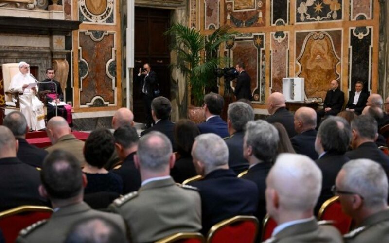 Папата: Само обединети во љубовта можеме да ги надминеме постојаните закани од војна