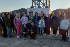Верници од парохијата „Раѓање на Свети Иван Крстител“ молеа Крстен пат на ридот Самораница