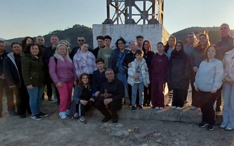 Верници од парохијата „Раѓање на Свети Иван Крстител“ молеа Крстен пат на ридот Самораница
