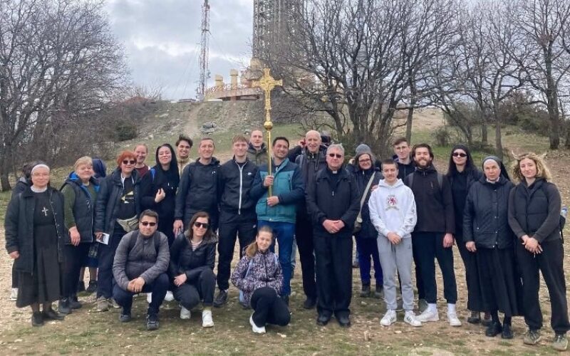 На Водно бискупот Стојанов го предводеше традиционалниот Крстен Пат