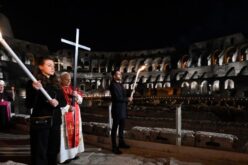 Папата Лав XIV го носеше Крстот на Крстниот пат во римскиот Колосеум
