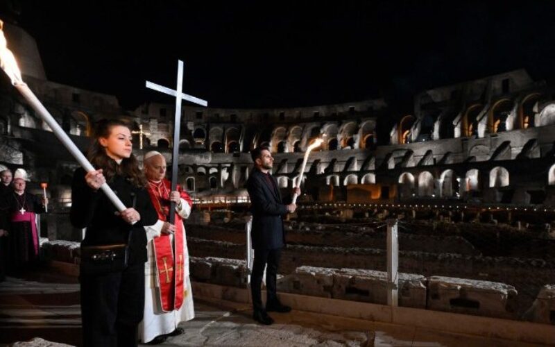 Папата Лав XIV го носеше Крстот на Крстниот пат во римскиот Колосеум