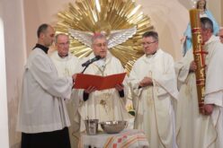 Бискупот Стојанов ја предводеше Воскресната Света Литургија во скопската катедрала