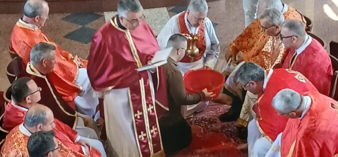 На Велики Четврток епископот Стојанов служеше света Литургија со посвета на миро и обред на миење нозе