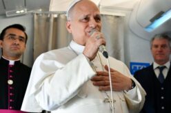 Папата во авионот за Алжир: „Не сум политичар, зборувам за Евангелието“