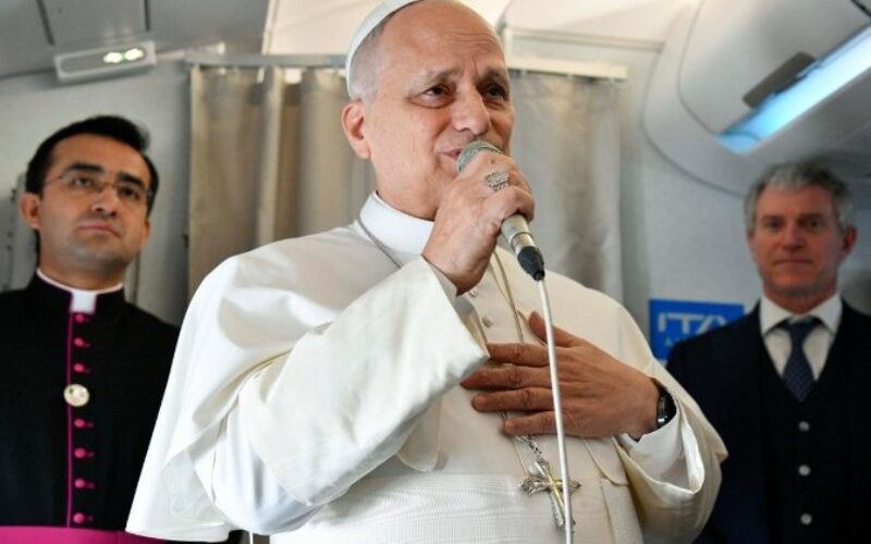 Папата во авионот за Алжир: „Не сум политичар, зборувам за Евангелието“