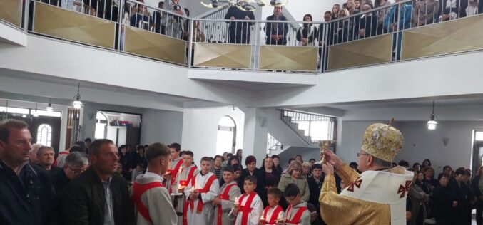 На вториот ден од Велигден епископот Стојанов служеше света архиерејска Литургија во Радово