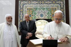 Папата ја посети Големата џамија во Алжир и повика на меѓусебно почитување и градење мир