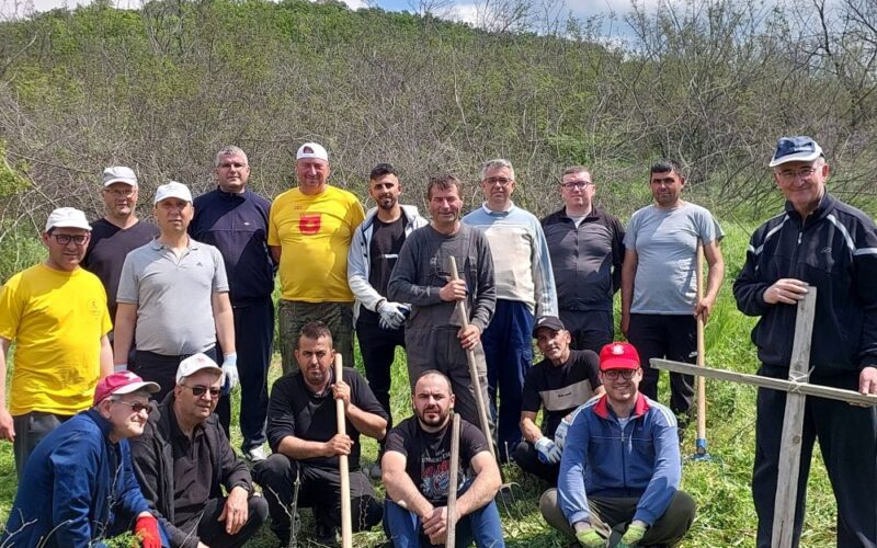 Работна акција во Паљурци: Уреден просторот околу црквата „Свети Ѓорги“ и манастирскиот бунар