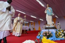 Папата на светата литургија во Сауримо: „Воскреснатиот го осветлува нашиот пат и нè просветлува“
