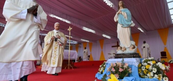 Папата на светата литургија во Сауримо: „Воскреснатиот го осветлува нашиот пат и нè просветлува“