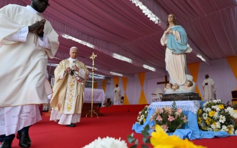 Папата на светата литургија во Сауримо: „Воскреснатиот го осветлува нашиот пат и нè просветлува“